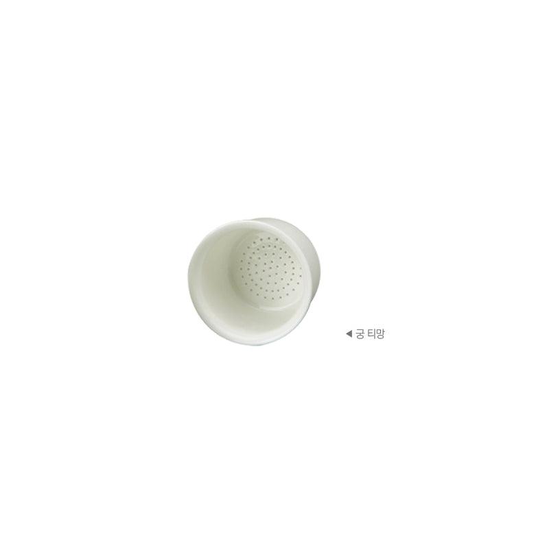 Gung fitted tea strainer in Fine Bone China